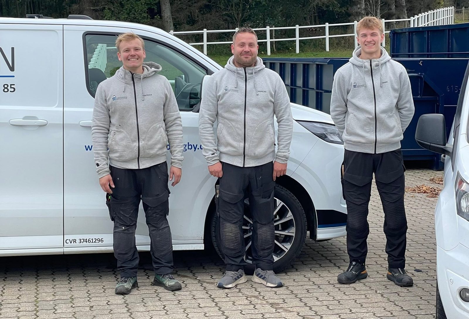 Montørerne fra Elektrikeren Bjergby foran servicebilen